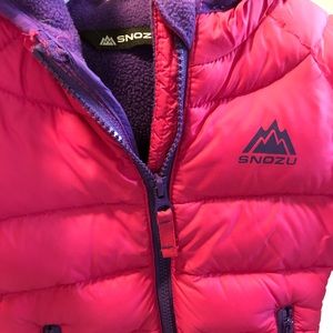 Little girls puffer coat. It’s light. 3 years